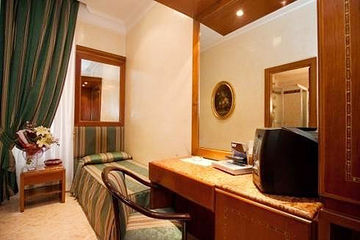 Raeli Luce Hotell