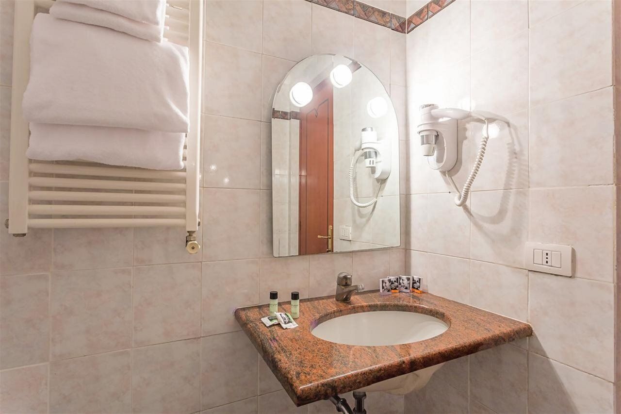 Raeli Luce Hotell